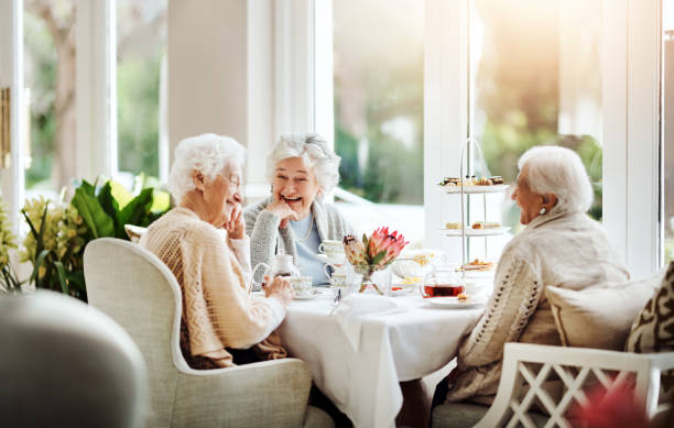 życie jest jak herbata, najlepiej cieszył się z przyjaciółmi - afternoon tea tea women table zdjęcia i obrazy z banku zdjęć