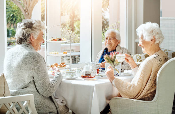 idealna mieszanka herbaty, ciasta i przyjaciół - afternoon tea tea women table zdjęcia i obrazy z banku zdjęć