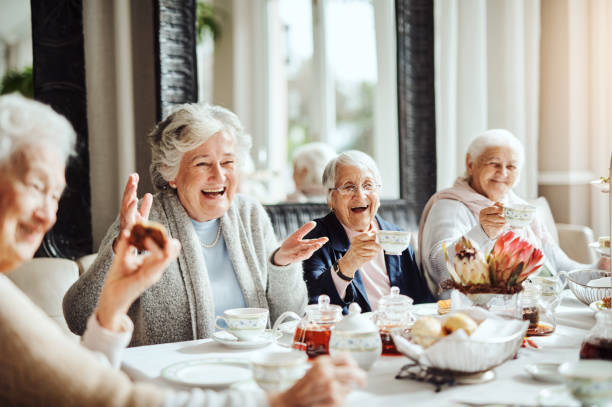 lachen und freundschaft, wichtige zutaten im rezept des lebens - group of people aging process home interior indoors stock-fotos und bilder