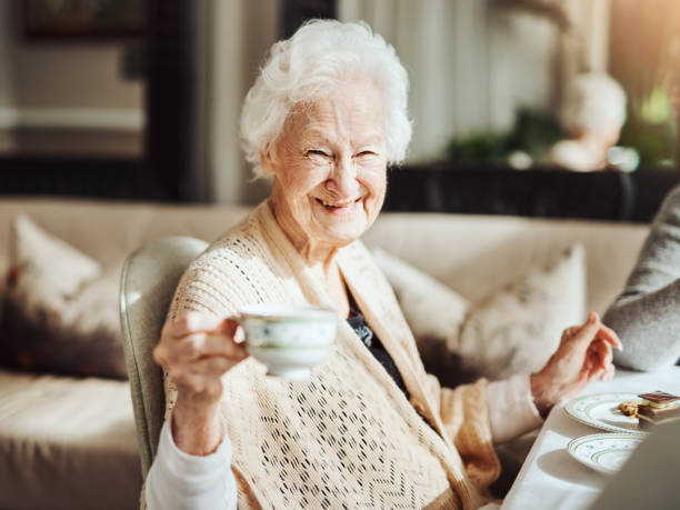 niech twoje imprezy herbaciane nigdy się nie kończą - afternoon tea tea women table zdjęcia i obrazy z banku zdjęć