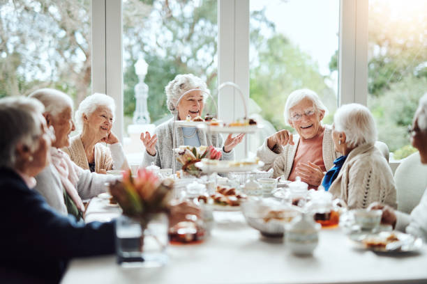 nada reúne a amigos como una buena fiesta de té antiguos - tea women tea party afternoon tea fotografías e imágenes de stock