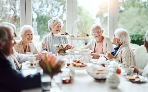 chi non ama un buon recuperaree per il tè? - tea tea party afternoon tea women foto e immagini stock