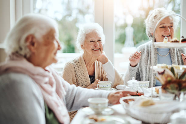 przyjaciele, ciasto i herbata... najsłodsza kombinacja - afternoon tea tea women table zdjęcia i obrazy z banku zdjęć