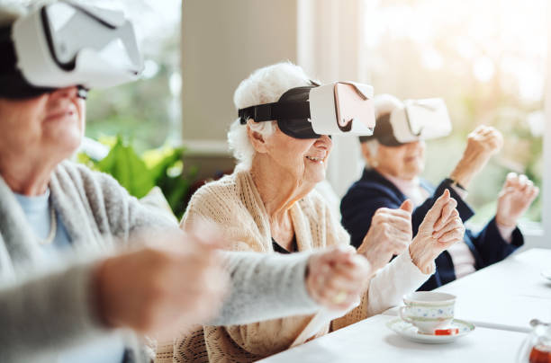 révolutionne ce que retraite signifie avec réalité virtuelle - senior adult leisure games playing care photos et images de collection