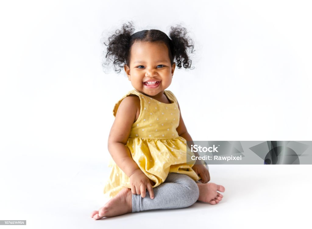 Niña feliz en una sesión de vestido amarillo - Foto de stock de Niño libre de derechos