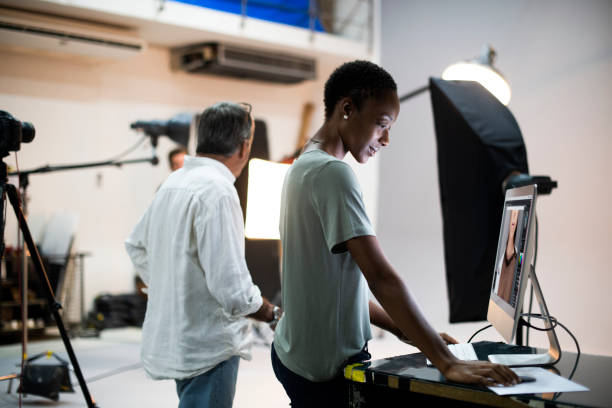 künstler arbeiten in einem studio - filmregisseur stock-fotos und bilder