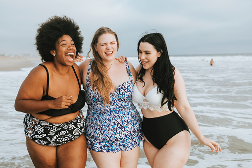 Mujeres de tamaño más alegres disfrutando de la playa photo