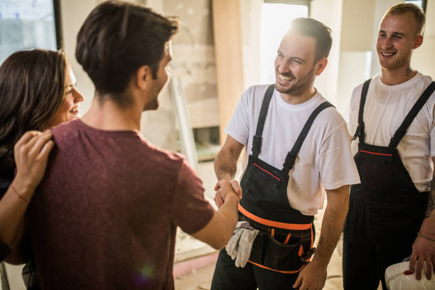 gratulacje, twoje mieszkanie jest gotowe do przeprowadzki! - maintenance engineer home improvement men manual worker zdjęcia i obrazy z banku zdjęć