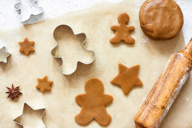 пряничное печенье на бумаге для выпечки - baking paper cookie tray стоковые фото и изображения
