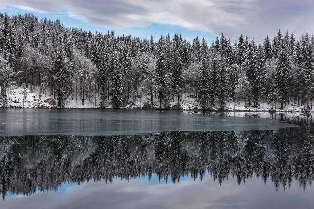 istock Fusine See im Winter 1076542176
