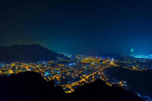 Skyline panoramique distance vue sur la ville de la Mecque dans la nuit de montagne Sur, où le prophète Muhammed et Abu Bakr utilisé pour se cacher des mushrikins dans une grotte - Photo