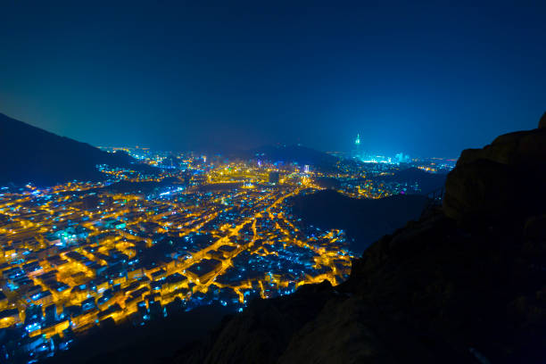 Skyline panoramique distance vue sur la ville de la Mecque dans la nuit de montagne Sur, où le prophète Muhammed et Abu Bakr utilisé pour se cacher des mushrikins dans une grotte - Photo