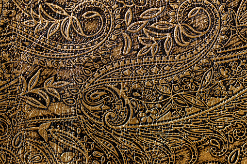 Textura del primer plano de cuero marrón de oro, con diseño de patrón, papel tapiz o bandera de tendencia floral realzado photo