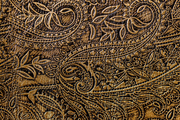 황금 갈색 진짜 가죽 클로즈업, 양각된 꽃 추세 패턴, 벽지 또는 배너 디자인의 질감 - textured pattern old fashioned textile 뉴스 사진 이미지