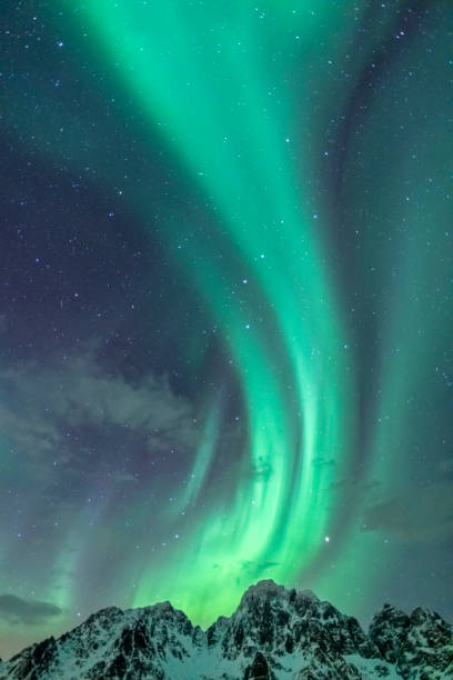 northern lights bakgrundsbild med bergstoppar och aurora - norrsken bildbanksfoton och bilder