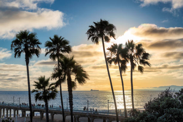 sonnenuntergang am manhattan beach. - venice california santa monica pier sunset beach stock-fotos und bilder