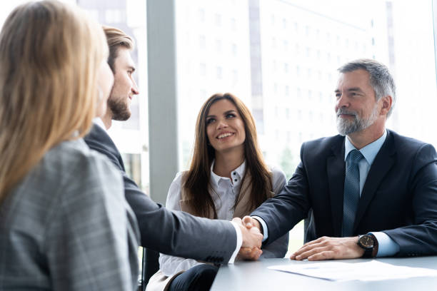 gens d’affaires se serrant la main, pour terminer une rencontre. poignée de main. concept d’affaires. - coalition businessman business handshake photos et images de collection