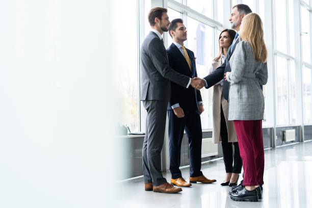 gens d’affaires se serrant la main, pour terminer une rencontre. poignée de main. concept d’affaires. - coalition businessman business handshake photos et images de collection