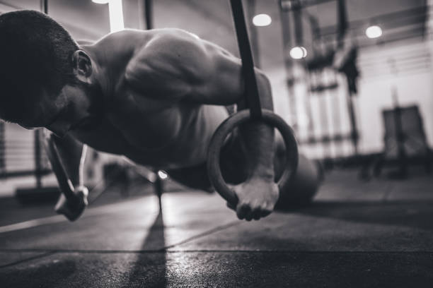 fazer exercícios de anel - human muscle body building exercising black and white - fotografias e filmes do acervo