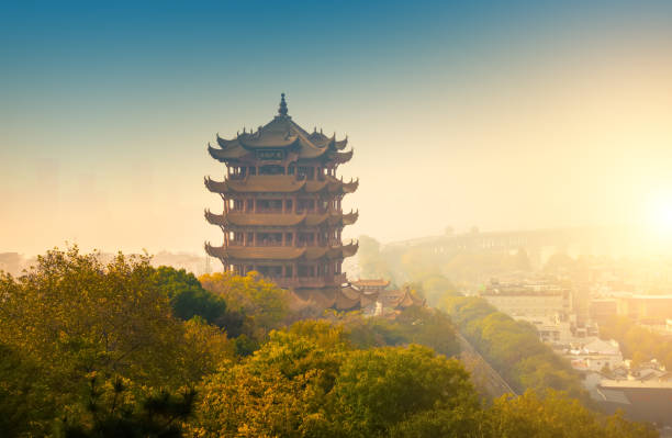 tour de la grue jaune au coucher du soleil dans la ville de wuhan - hubei province photos et images de collection