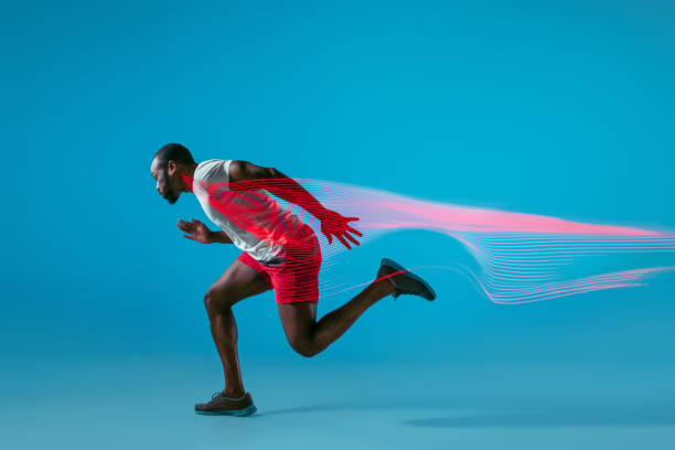 pełnometrażowy portret aktywnego młodego mężczyzny do biegania mięśni, - muscular build sprinting jogging athlete zdjęcia i obrazy z banku zdjęć