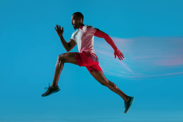 pełnometrażowy portret aktywnego młodego mężczyzny do biegania mięśni, - muscular build sprinting jogging athlete zdjęcia i obrazy z banku zdjęć