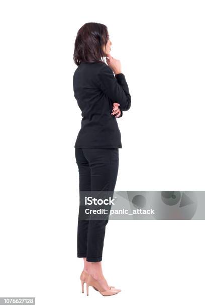 Rückansicht Des Eleganten Businessfrau Im Anzug Entfernt Etwas Betrachten Gerade Interessiert Stockfoto und mehr Bilder von Rückansicht