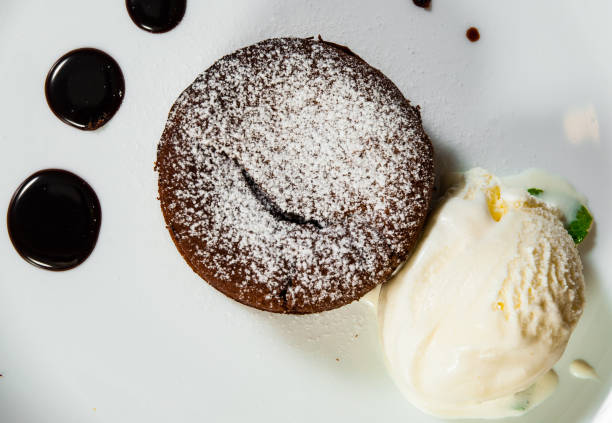 chocolate fondant on a wooden background. - cake chocolate cake chocolate gateaux imagens e fotografias de stock