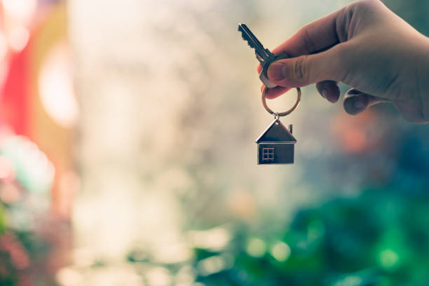 家型和鑰匙在家庭保險經紀人經紀人手或推銷員人。房地產經紀人提供房屋、財產保險和保安、經濟適用房概念 - 給與 圖片 個照片及圖片檔