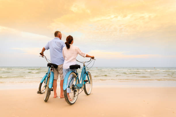 personas mayores activas con bicicletas - action mature adult bicycle senior couple fotografías e imágenes de stock