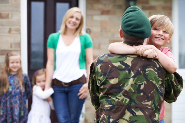 son greeting military father on leave at home - homecoming imagens e fotografias de stock