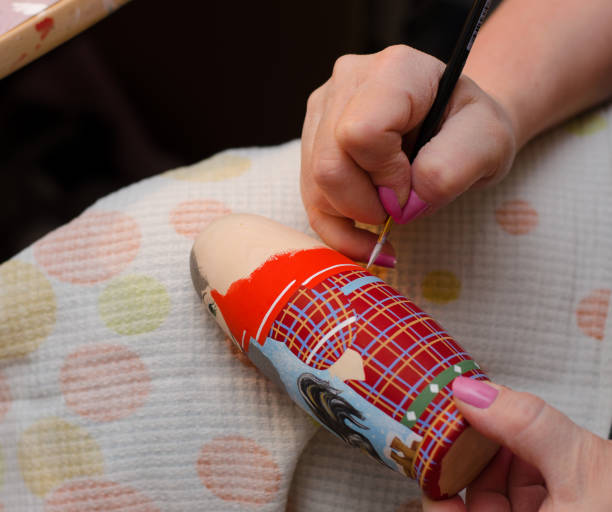 a artista desenha uma matryoshka-boneca. closeup de mão - russian nesting doll skill doll russia - fotografias e filmes do acervo