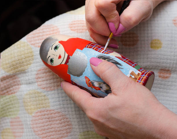 el artista dibuja una muñeca matryoshka. primer plano de la mano - russian nesting doll skill doll russia fotografías e imágenes de stock