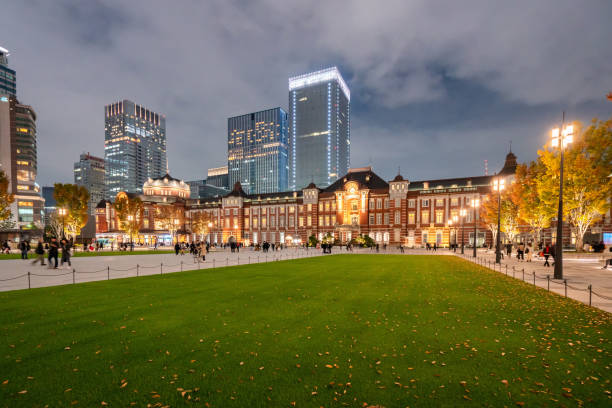 황혼의 시간에서 도쿄 역입니다. 도쿄 역은 도쿄에 주요 터미널. - tokyo station railroad station chiyoda ward building exterior 뉴스 사진 이미지