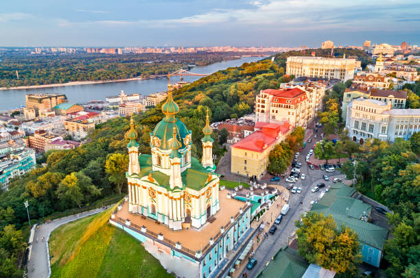 veduta aerea della chiesa di sant'andrea a kiev, ucraina - kyiv orthodox church dome monastery foto e immagini stock
