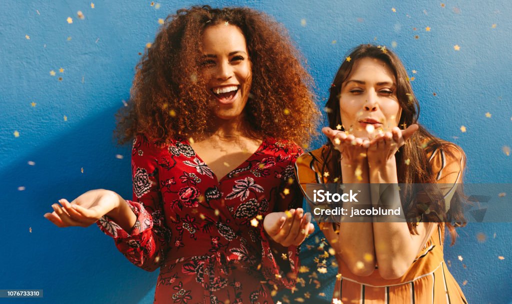 Amigos de las mujeres que se divierten con brillos - Foto de stock de Amistad libre de derechos