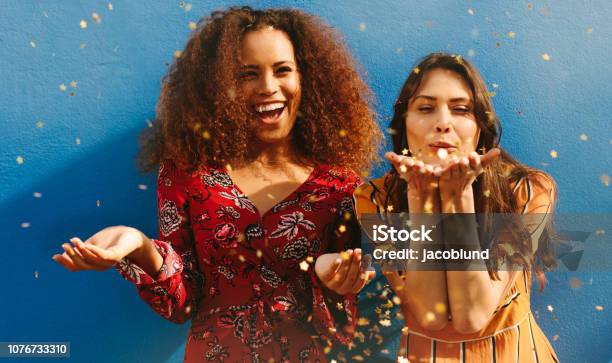 Amigos De Las Mujeres Que Se Divierten Con Brillos Foto de stock y más banco de imágenes de Amistad - Amistad, Mujeres, Confeti