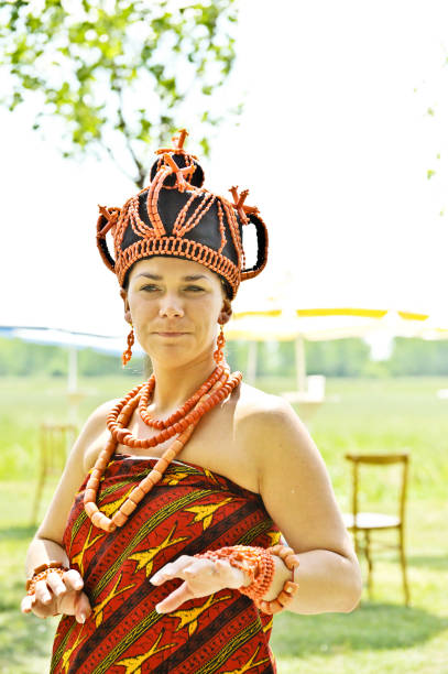 caucasienne femme habillée comme une reine africaine traditionnelle (royaume du bénin - iyoba) - nigeria african culture dress smiling photos et images de collection