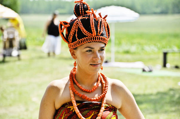 caucasienne femme habillée comme une reine africaine traditionnelle (royaume du bénin - iyoba) - nigeria african culture dress smiling photos et images de collection