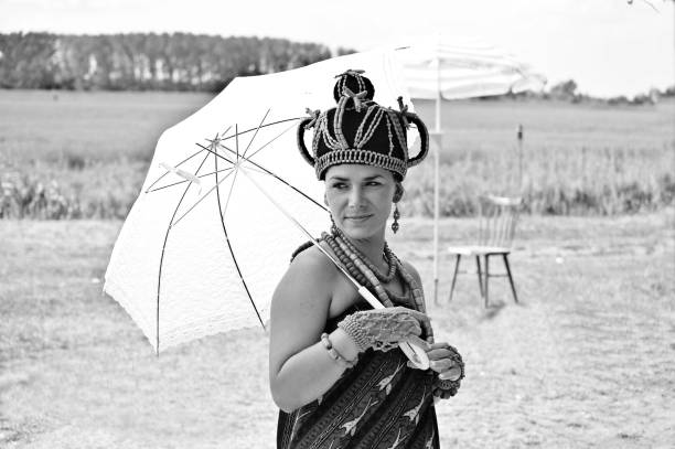kaukaska kobieta przebrana za tradycyjną afrykańską królową (królestwo beninu - iyoba). czarno-biały - nigeria african culture dress smiling zdjęcia i obrazy z banku zdjęć