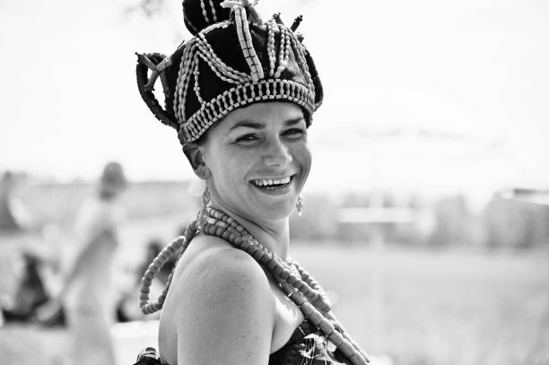 kaukaska kobieta przebrana za tradycyjną afrykańską królową (królestwo beninu - iyoba). czarno-biały - nigeria african culture dress smiling zdjęcia i obrazy z banku zdjęć
