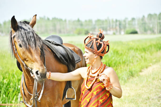 白人女性の服装として、伝統的なアフリカの女王 (ベニン王国 - iyoba) - nigeria african culture dress smiling ストックフォトと画像