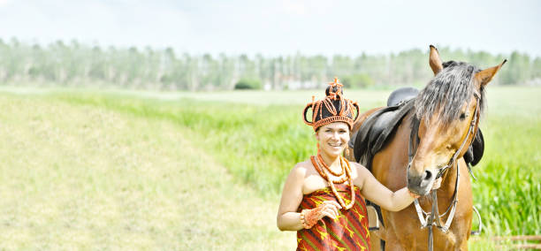 caucasian woman dressed as a traditional african queen (benin kingdom - iyoba) - nigeria african culture dress smiling imagens e fotografias de stock