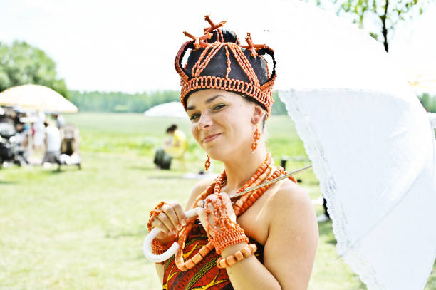 caucasian woman dressed as a traditional african queen (benin kingdom - iyoba) - nigeria african culture dress smiling imagens e fotografias de stock