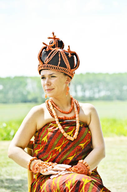 caucasian woman dressed as a traditional african queen (benin kingdom - iyoba) - nigeria african culture dress smiling imagens e fotografias de stock