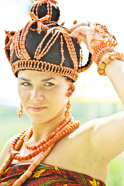kaukaska kobieta przebrana za tradycyjną afrykańską królową (królestwo beninu - iyoba) - nigeria african culture dress smiling zdjęcia i obrazy z banku zdjęć