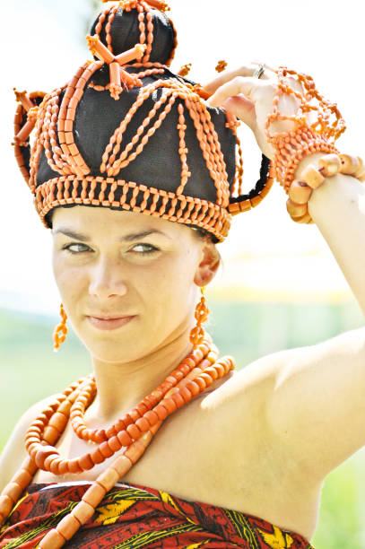 caucasian woman dressed as a traditional african queen (benin kingdom - iyoba) - nigeria african culture dress smiling imagens e fotografias de stock