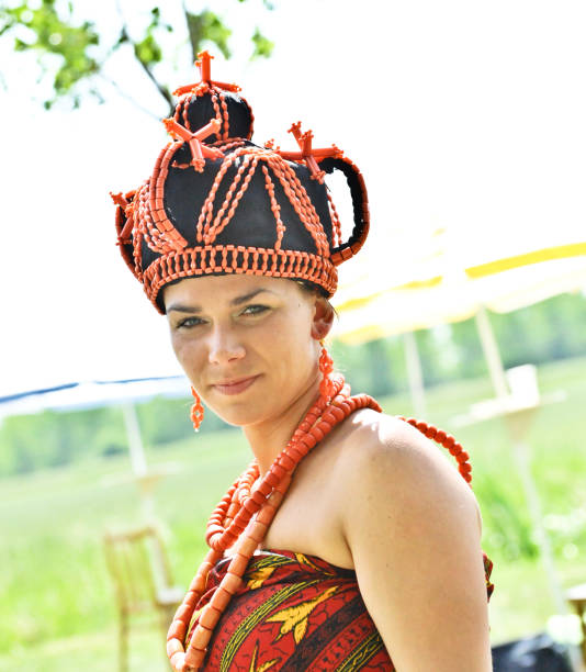 caucasian woman dressed as a traditional african queen (benin kingdom - iyoba) - nigeria african culture dress smiling imagens e fotografias de stock