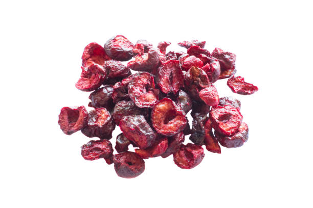 白い背景の上の乾燥の anf 新鮮なチェリーを凍結します。 - dried cherries ストックフォトと画像