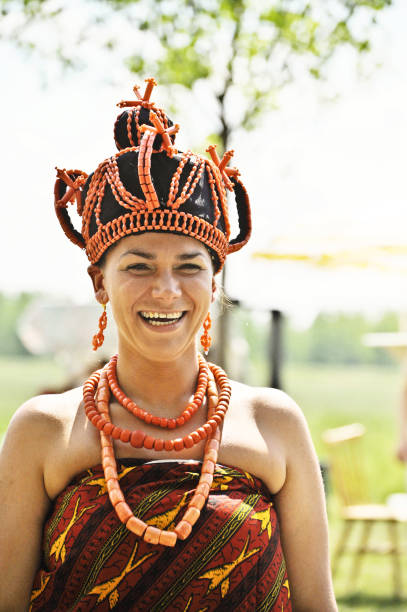 白人女性の服装として、伝統的なアフリカの女王 (ベニン王��国 - iyoba) - nigeria african culture dress smiling ストックフォトと画像